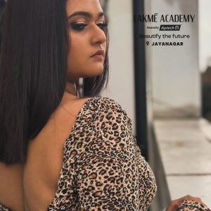 Airbrush makeup that slays 🔥.MUA - @makeup_by.ayantikaaa .Model- @khushi_bevinamarad .To LEARN